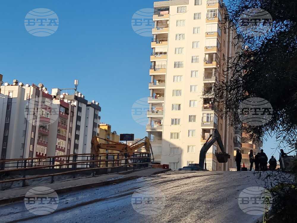 Турция - земетресения - срутени сгради - техника