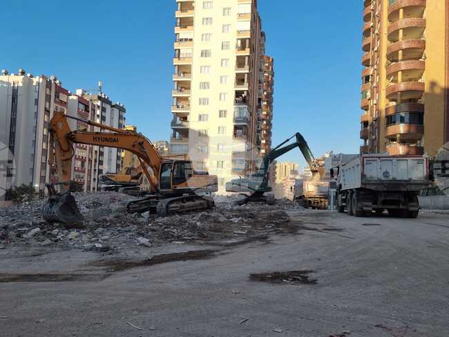 Турция - земетресения - срутени сгради - техника