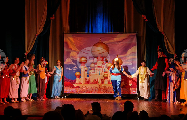 Десетки деца и възрастни гледаха премиерно приказката „Аладин“ на детско-юношеската театрална школа в Самоков