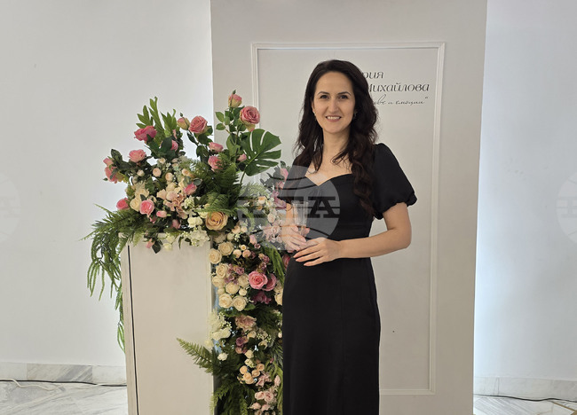 С първа самостоятелна изложба младата художничка Мария Михайлова дебютира пред публиката в родния си град Гоце Делчев