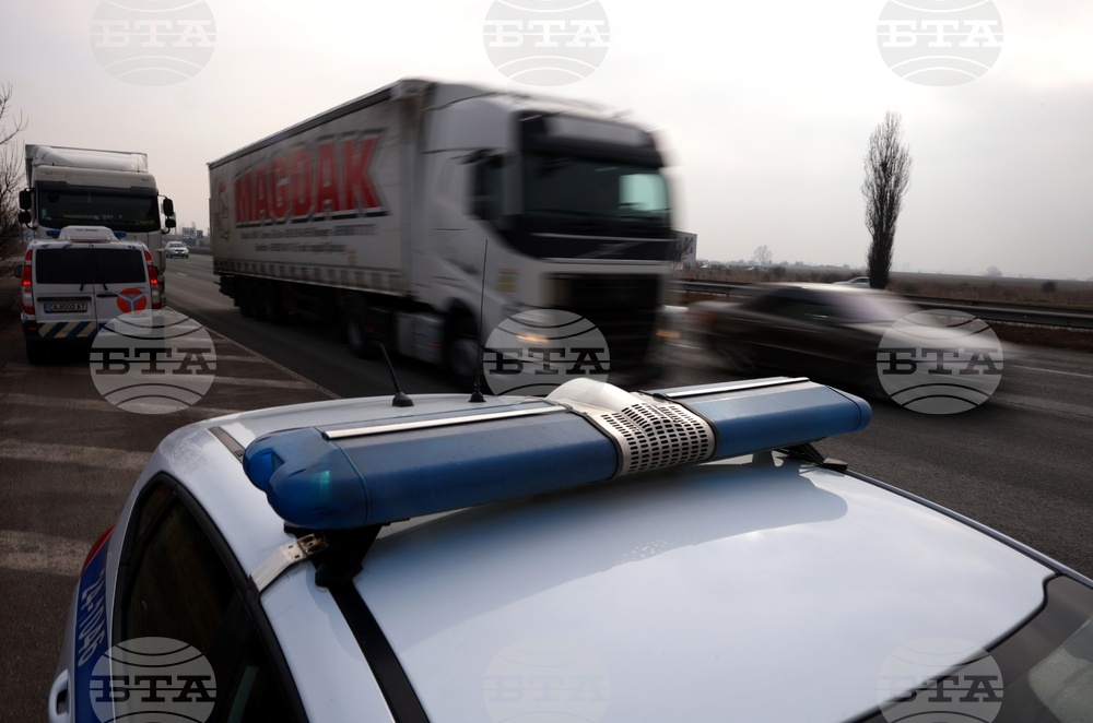 Движението по пътя Стара Загора – Казанлък в района на Стара Загора е ограничено в двете посоки, съобщиха от АПИ