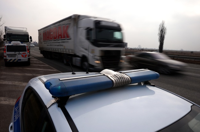 Движението по пътя Стара Загора – Казанлък в района на Стара Загора е ограничено в двете посоки, съобщиха от АПИ