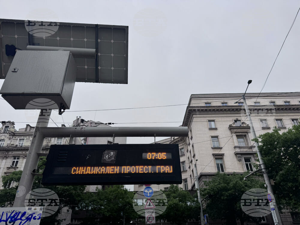 Наземният транспорт в София продължава да е в стачка, трафикът рано сутринта е спокоен, метрото работи