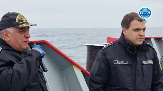 "Св. св. Кирил и Методий" вече плава в Антарктика