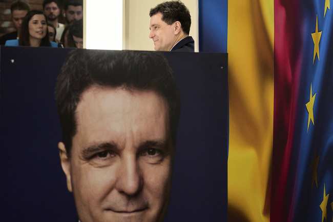 Независимият кандидат за президент на Румъния Никушор Дан гласува в училището си във Фъгъраш, на 244 км. от Букурещ