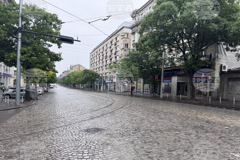 Наземният транспорт в София остава блокиран и днес, метрото работи