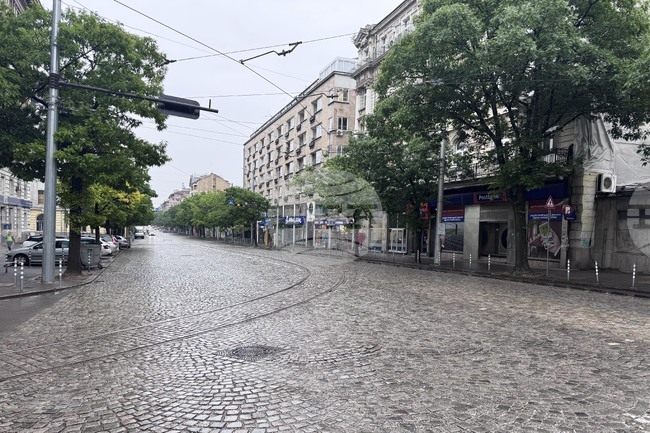 Наземният транспорт в София остава блокиран и днес, метрото работи