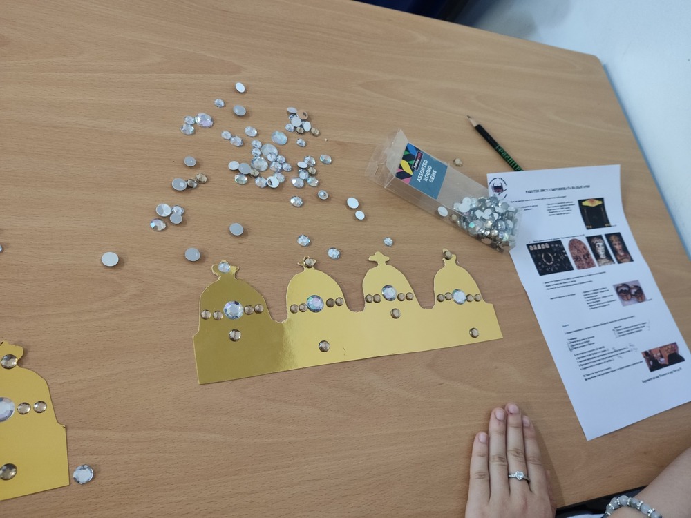 Ученици от училище „Д-р Петър Берон“ в Рединг изработиха диадеми и корони по време на урок на тема „Златните съкровища на България“