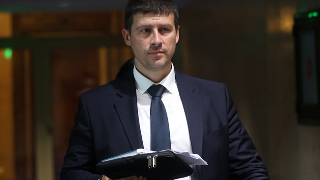 Velichie Calls Cabinet to Increase All Public Employees' Salaries by 50%