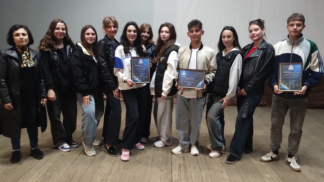 Екипът на Народното театрално студио „Онгъл“ в Украйна спечели две първи награди на фестивала „Искам на сцена“