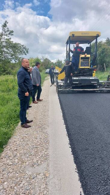 С текущ ремонт към село Язовец продължава обновяването на пътни настилки в община Антоново 