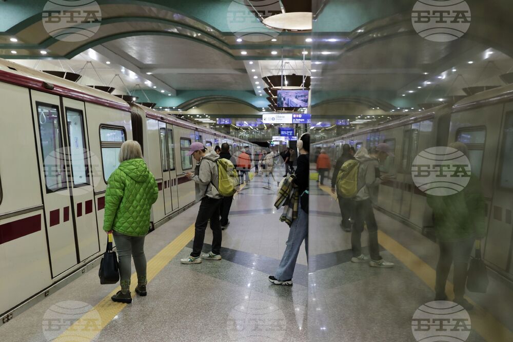 Наземният градски транспорт остава блокиран и днес, метрото работи