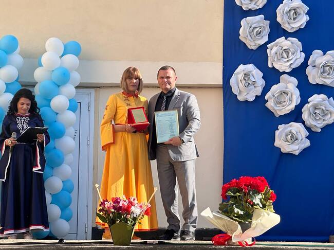 Община Русе: Кметът Пенчо Милков връчи почетен плакет на директорката на ДГ „Синчец“ за юбилея на градината