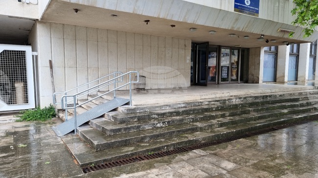 С две нови рампи за хора с двигателни затруднения разполага вече Драматично-куклен театър Враца