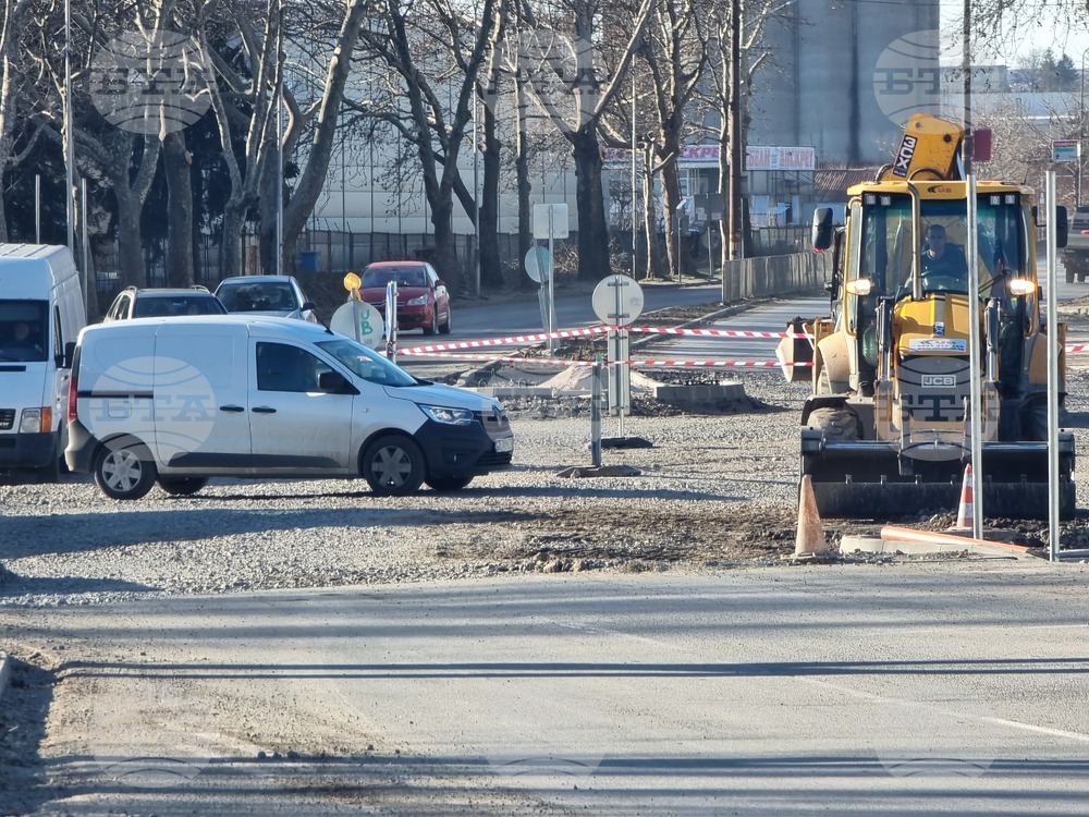 Продължава изграждането на кръгово кръстовище в натоварения участък на изхода на Ямбол в посока Сливен