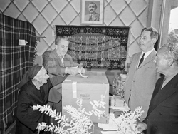 Гласуване за конституция на Народна република България, гласува 105 годишна