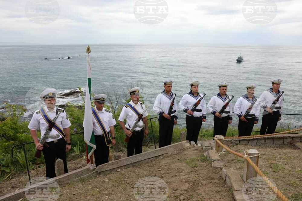 Венци и цветя бяха пуснати в морето пред нос Акин, в знак на преклонение към загиналите моряци от торпедоносеца "Смели"