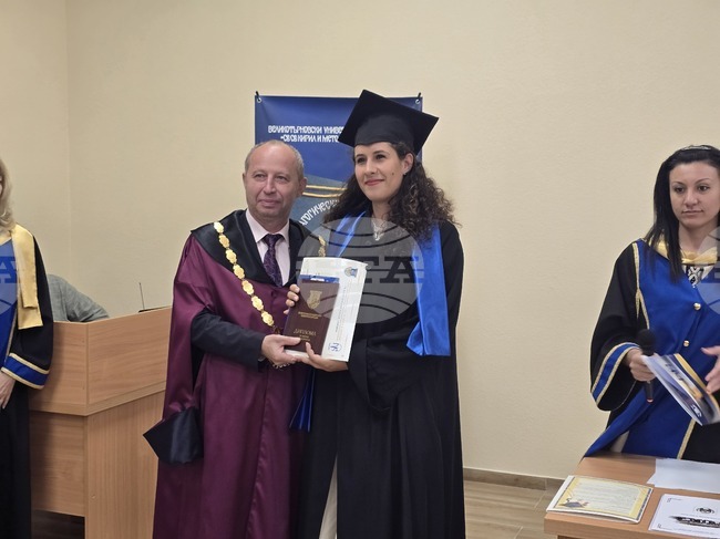 Педагогическият колеж в Плевен връчи дипломи на 43-ма абсолвенти