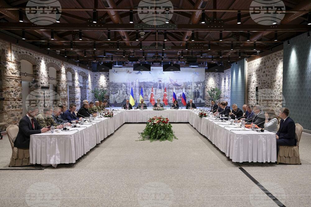 Турският външен министър подчерта в началото на преговорите в Истанбул, че е от ключово значение да бъде постигнато прекратяване на огъня