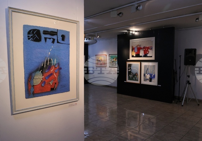 “Острови”- изложба - представяне