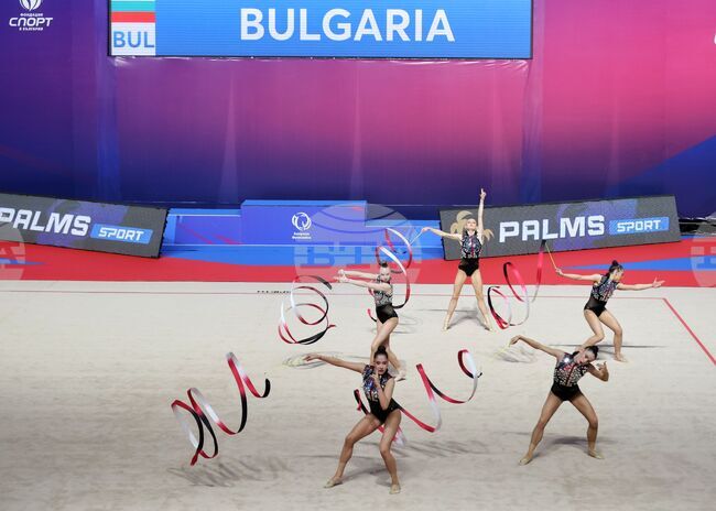 Ансамбълът на България за жени спечели бронзов медал на финала с пет ленти на Световната чалъндж купа по художествена гимнастика в Клуж-Напока, остана осми на обръчи и топки