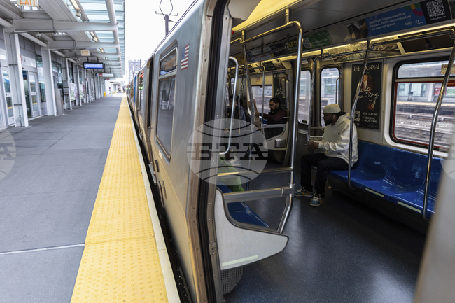 Пътници на междуградски влак в Ню Йорк бяха евакуирани заради пламъци по релсите