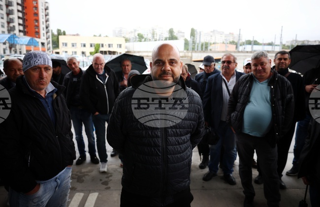 Почти всички служители на гараж "Земляне" са готови на безсрочен протест, докато не бъдат изпълнени исканията им, съобщи шофьорът Стефан Данов