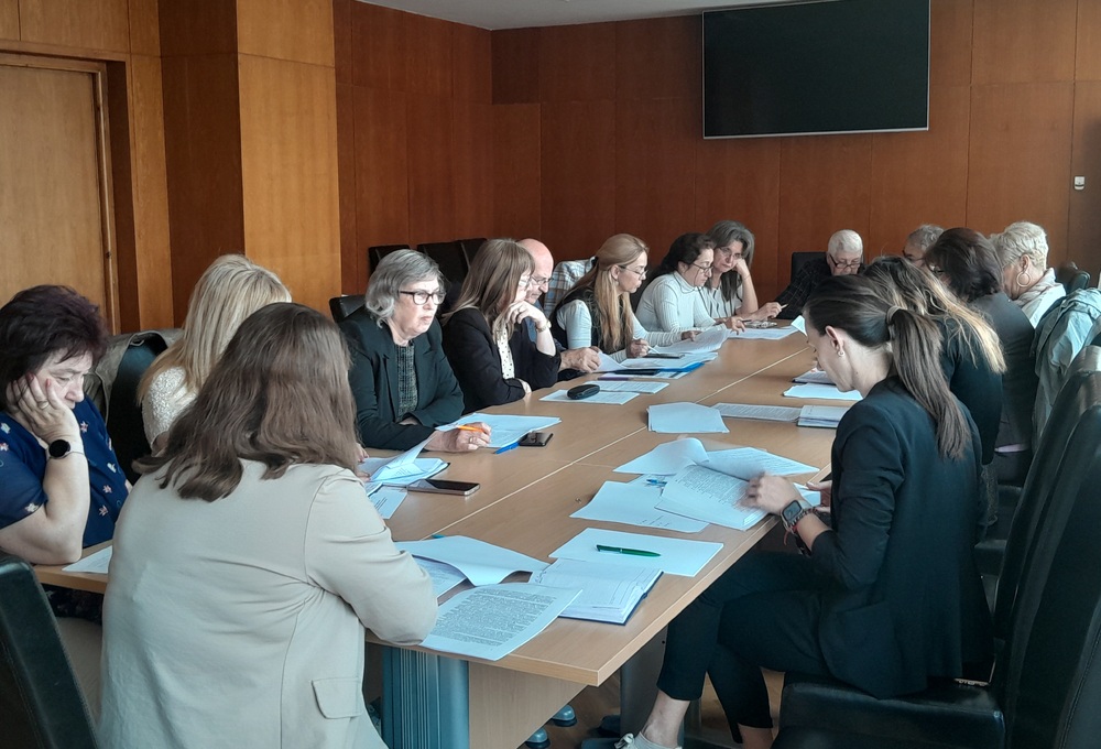 Община Шумен: На среща на синдикатите със заместник-кмета Даниела Савчева бяха приети изменения на КТД за системата на предучилищното и училищното образование