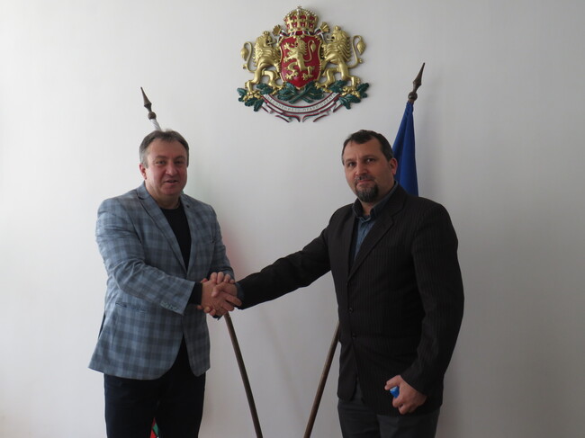 Областна администрация Шумен: Областният управител проф. Христо Христов връчи печата на РИК-Шумен