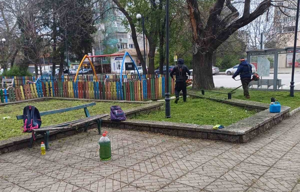 Около 30 локации с детски площадки и пространства, ползвани от деца, са окосени в Шумен за последния един месец