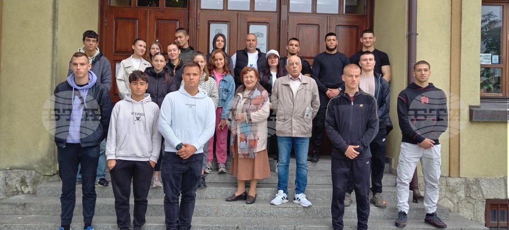 Община Варна: Легенди на българския спорт посрещаха варненци в Деня на отворените врати на спортната експозиция в Юнашкия салон
