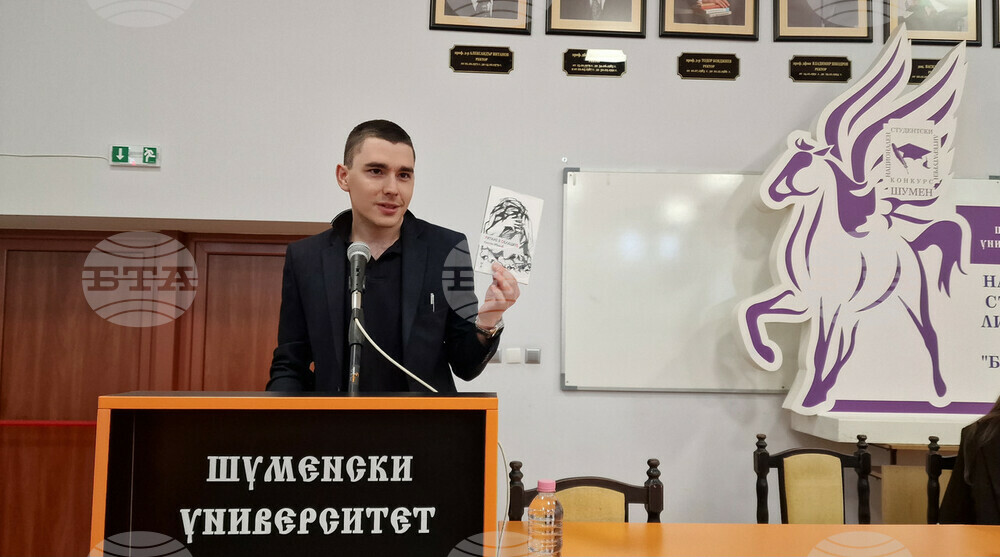 Дебютната стихосбирка на Калоян Иванов "Ритане в облаците" бе представена в Шумен