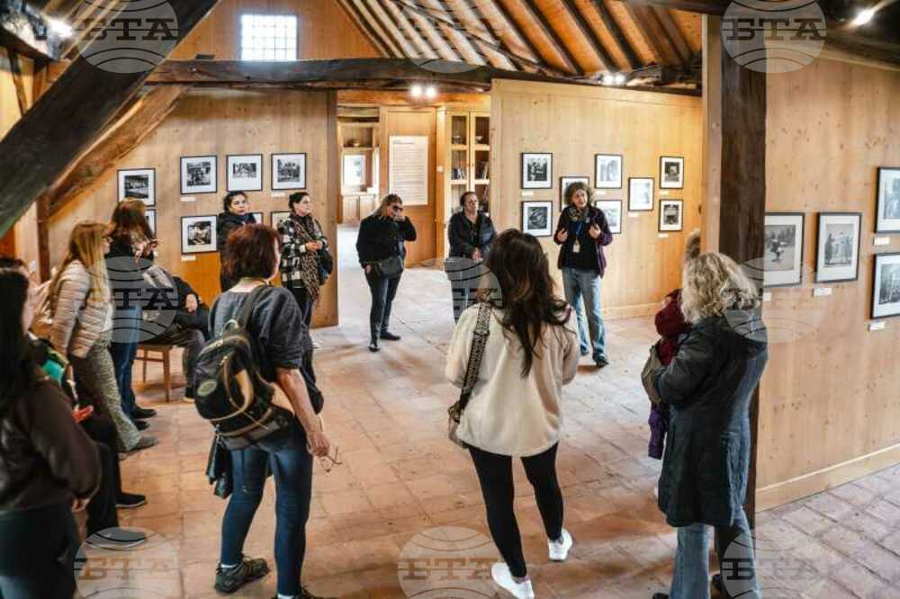 Аджерпрес: Вилата на крал Чарлз III в румънското село Вискри е домакин на фотоизложба на Лий Милър