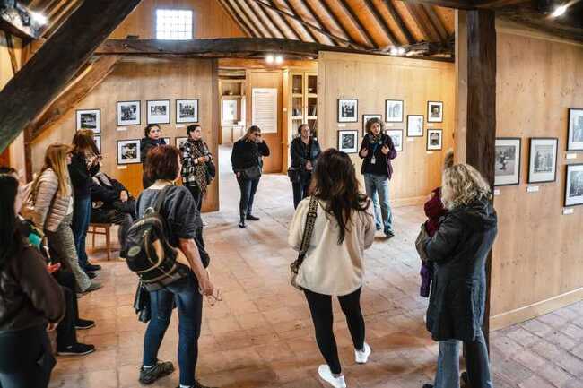 Аджерпрес: Вилата на крал Чарлз III в румънското село Вискри е домакин на фотоизложба на Лий Милър