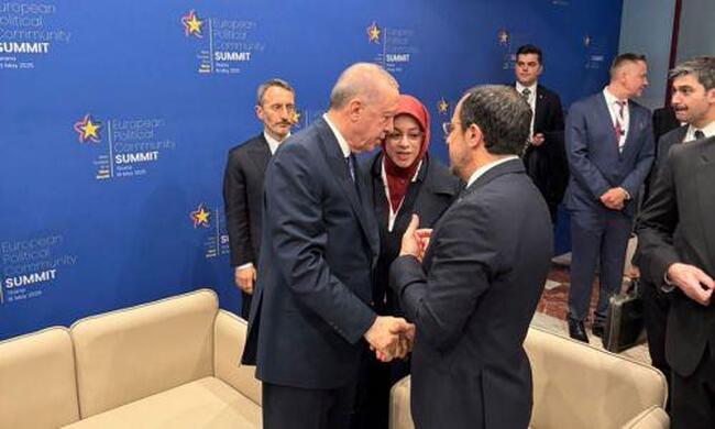  КНА: Кипърският президент Христодулидис разговаря с турския президент Ердоган по кипърския въпрос и отношенията ЕС – Турция в Тирана