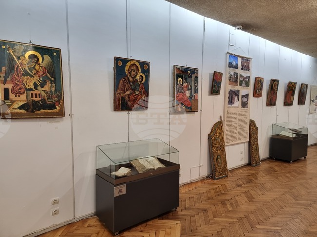 Изложба "Вяра и слово" подредиха в Регионалния исторически музей в Перник