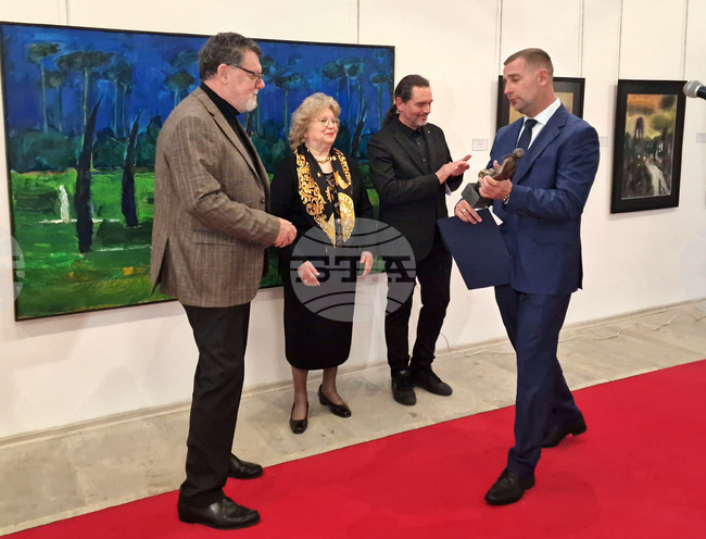 Националната награда за живопис „Захарий Зограф“ означава много за мен, каза носителят ѝ за 2024 г. проф. Ивайло Мирчев