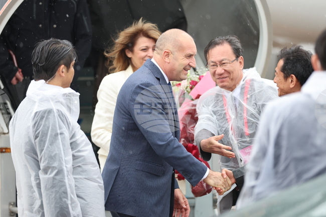 Президентът Румен Радев и водената от него делегация пристигнаха в Осака, Япония
