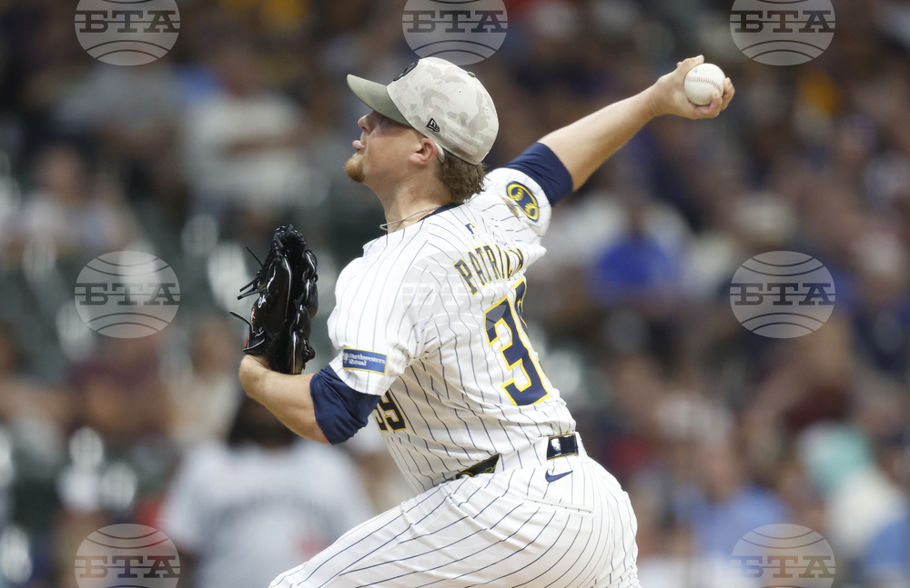 Twins Brewers Baseball