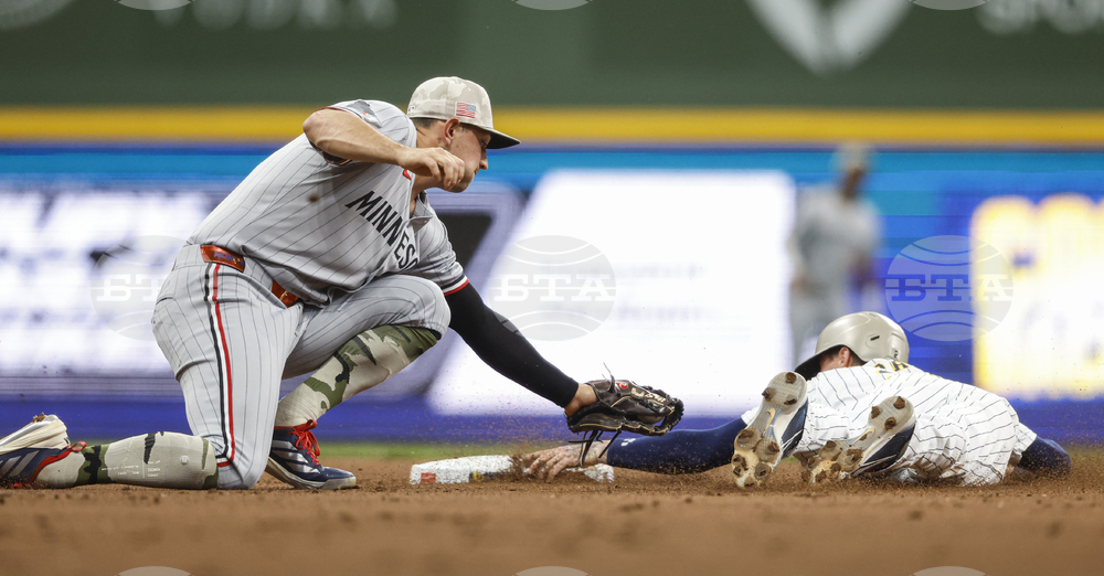 Twins Brewers Baseball