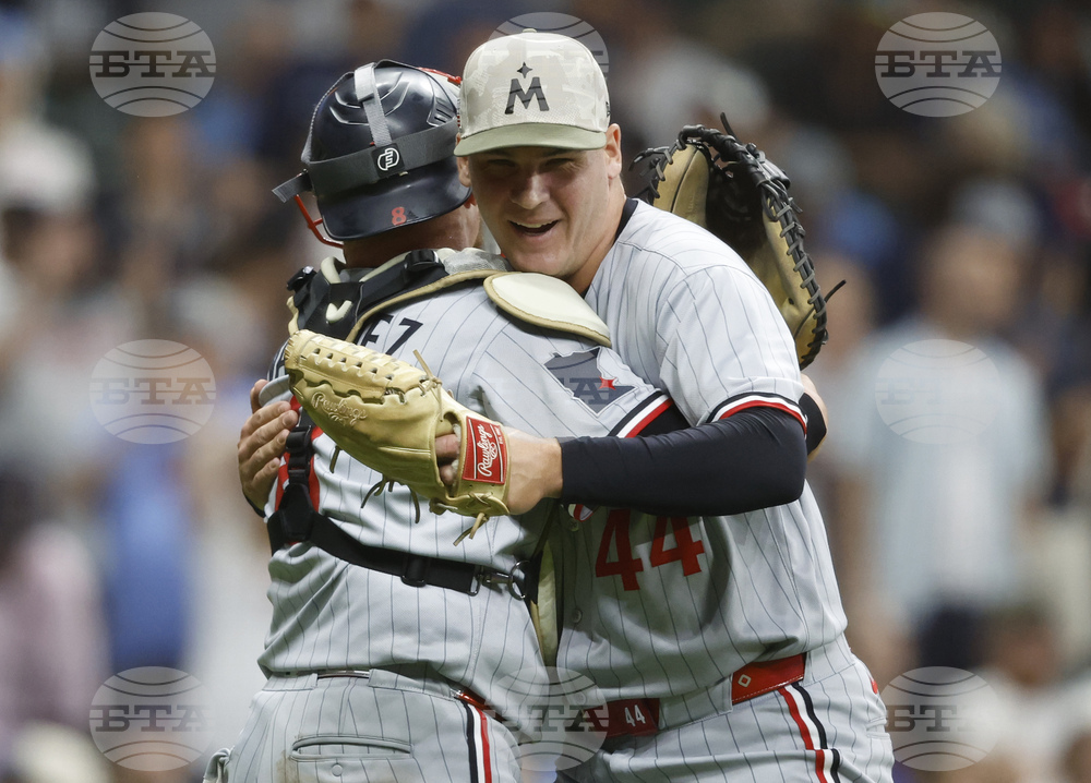 Twins Brewers Baseball