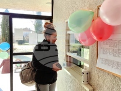 Снимка: Община Сливен - Мелиха Трифонова от с. Панаретовци също взе храна за детето си. Пунктът бе разкрит по нейно предложение