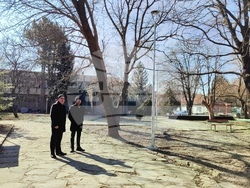 Снимка: Община Сливен - Кметът на общината Стефан Радев и кметът на Самуилово Красимир Кръстев посетиха парка в селото, където наскоро бе изградено новото осветление