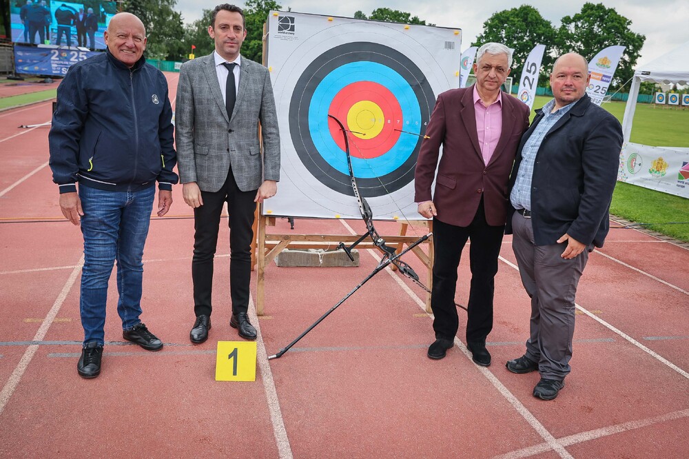 В Деня на българския спорт министър Пешев подкрепи българските участници в Европейската купа по стрелба с лък и се включи в празничните събития в НСА