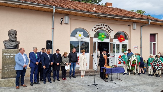Бюст-паметник на Христо Ботев беше открит в училището в с. Катуница по повод 180-годишнината от създаването му