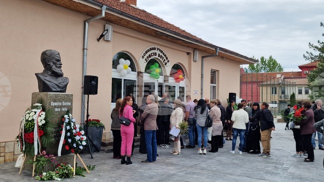 Село Катуница - бюст-паметник на Христо Ботев