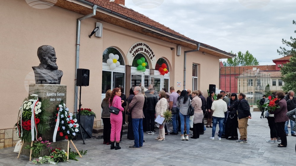 Село Катуница - бюст-паметник на Христо Ботев