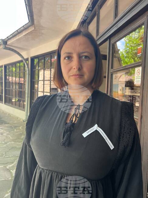 Символично с лентички на реверите си работещите в добричките музеи протестират