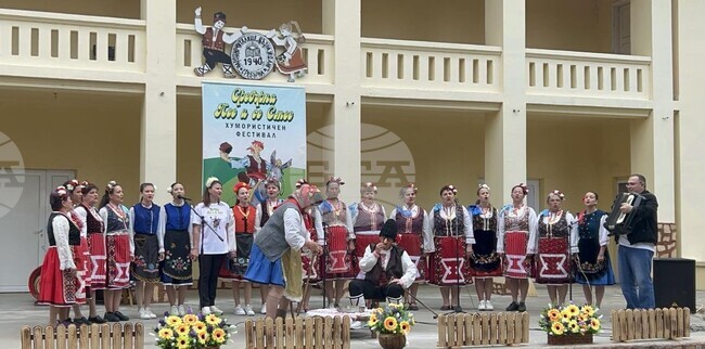 В Сребърна пяха и се смяха на хумористичен фестивал с девиз "На кризата напук, ние пак сме тук"