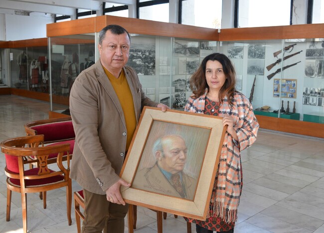 Почетният гражданин на Павликени д-р Колю Бянов дари картини от своята колекция на Историческия музей